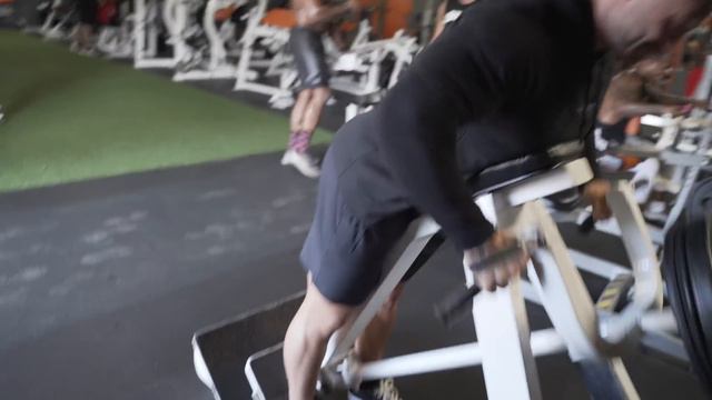 Back Workout & Pose Down W/ Mr. Olympia Chris Bumstead смотреть онлайн