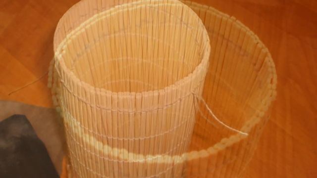 Подставка для бутылки из бамбуковой салфетки -Support for a bottle from a bamboo napkin смотреть онлайн