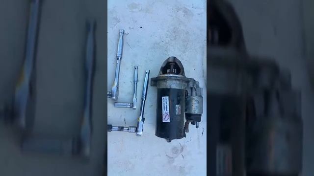 How to remove a Starter on 2004-2006 Mercedes Sprinter Dodge and Frieghtliner смотреть онлайн