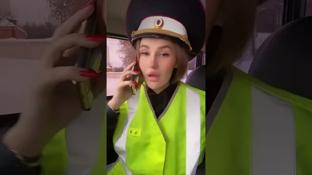 инспектор ДПС ГИБДД позвонил к моей маме смотреть онлайн