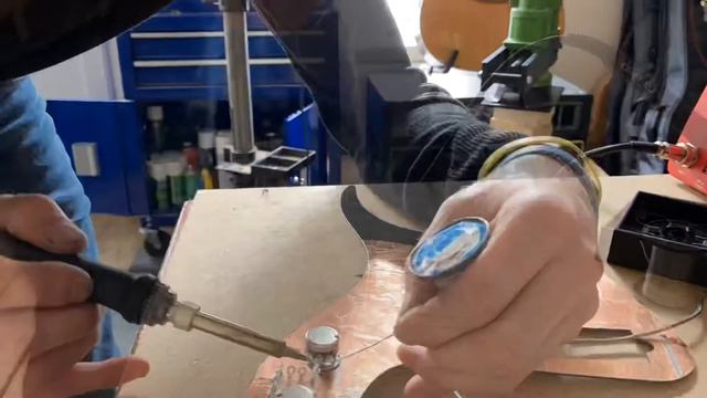 How to shield a guitar from unwanted hum Fender precision wiring смотреть онлайн