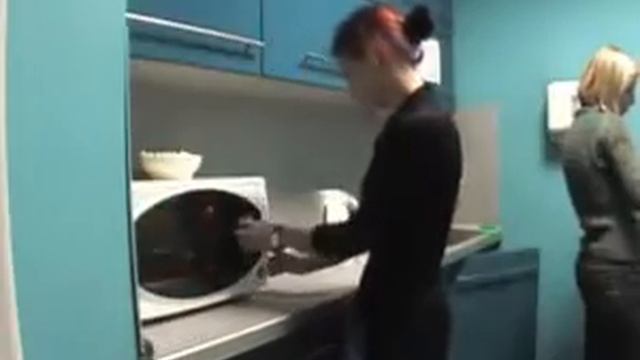 Прикол Русских с микроволновкой/Russian joke from the microwave смотреть онлайн