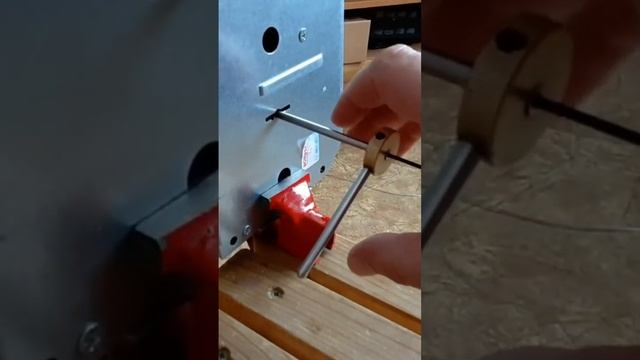 Как вскрывают сувальдные замки #shorts смотреть онлайн