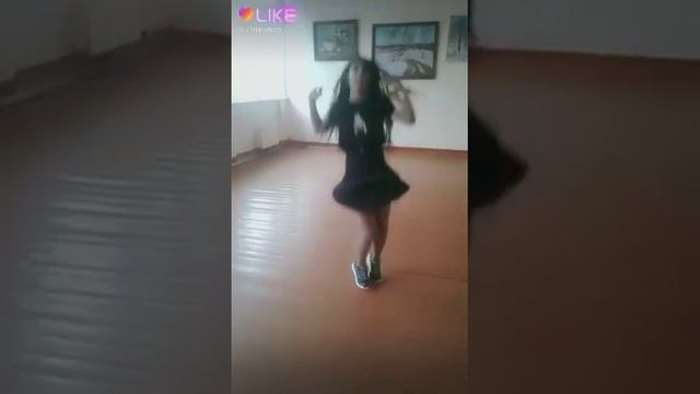 Круто танцует? Шафл вроде. Первый раз смотреть онлайн