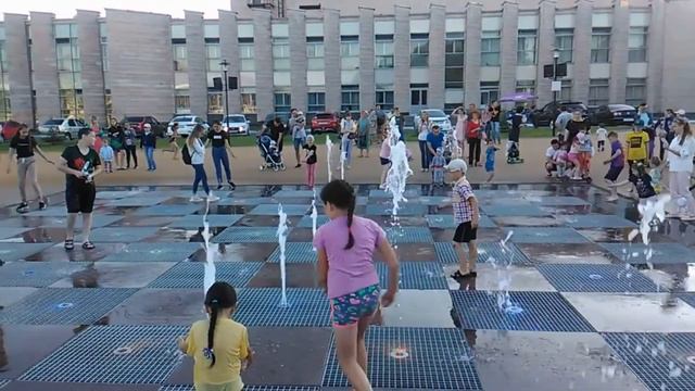 Поющие Фонтаны/Дети купаются в Фонтане/Видео для Детей смотреть онлайн