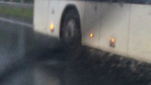 Пассажирский автобус едет на трех колесах