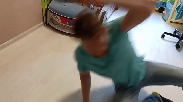 Самый эпичный УДАР МИЗИНЦЕМ смотреть онлайн