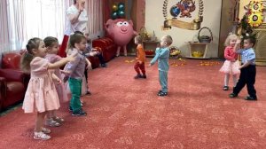 Песенка с движениями «Вышла курочка гулять»  (А.Филиппенко). Группа №8 "Знайки" (2-3 года)