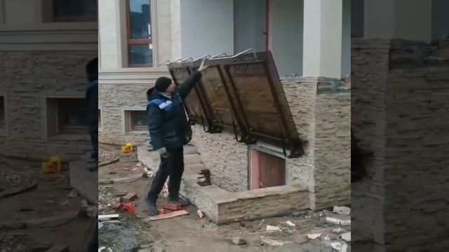 Откидные козырьки над приямками на газовых амортизаторах смотреть онлайн
