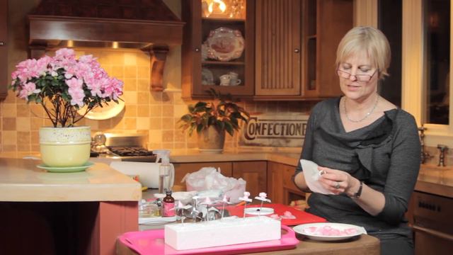 How to Pipe Royal Icing Roses (with Four Coloring Methods) смотреть онлайн