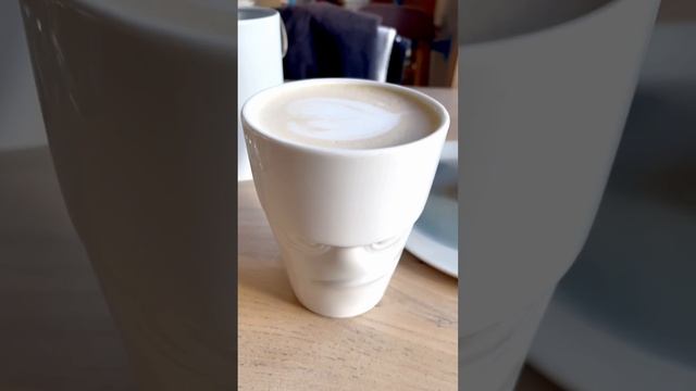 Красивое кафе в Питере с облаком посреди зала. #food #foodie #спб #еда #сладкое #мучное #кофе #саха