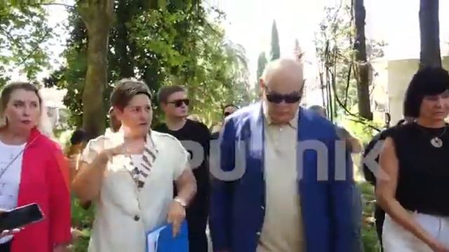 Аслан Бжания посетил территории бывших санаториев МВО и ПВО, где идут ремонтно восстановительные ра смотреть онлайн