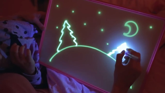 ДЕТСКИЙ Интерактивный Набор для Рисования в Темноте "РИСУЙ В ТЕМНОТЕ" для ВАШИХ ДЕТЕЙ смотреть онлайн