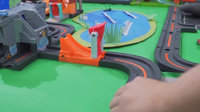 ¡Draven ROBA LOS AUTOS HOT WHEELS DE ORO! 🚕🏆😱 | New News | Hot Wheels City en Español смотреть онлайн