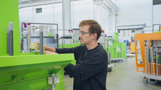 Práce skladníka v ENGELu - Zdeněk смотреть онлайн