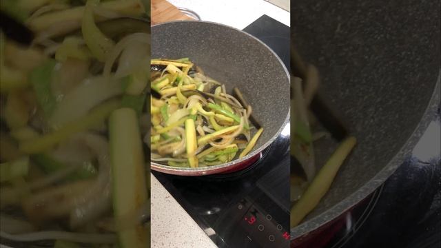 Сочные Колбаски с острым перцем овощами