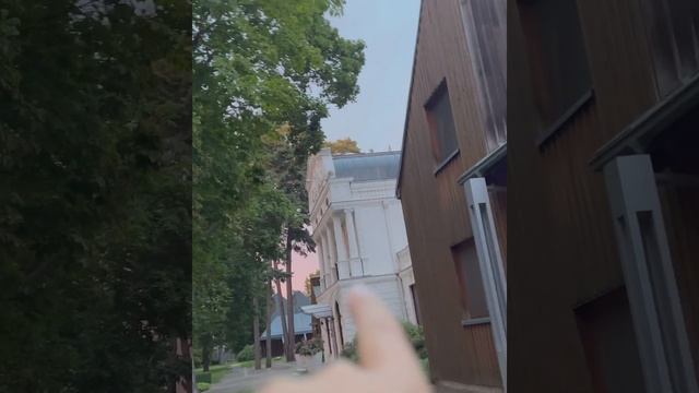 Максим Галкин опубликовал видео, в котором его жена и дети любуются закатом над Юрмалой