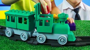 Дети играют в игрушки машинки, Машу и Кузнечика Кузю. МанкиИгры