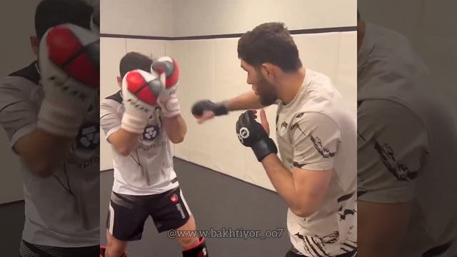 ТАДЖИКСКИЙ ГОРНЫЙ ОРЁЛ НУРУЛЛО АЛИЕВ | РАЗМИНАЕТЬСЯ ПЕРЕД ВЫХОДОМ НА БОЙ | UFC 285 смотреть онлайн