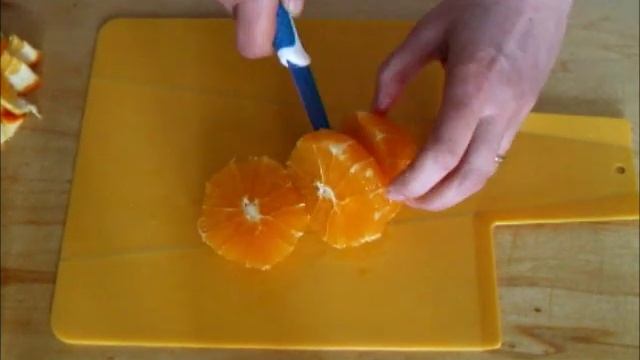 КАК ЛЕГКО И БЫСТРО ОЧИСТИТЬ АПЕЛЬСИН, 2-й способ. Техника чистки «вживую» смотреть онлайн