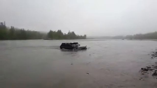 Крузак плывет по реке. Land cruiser floating on the river. смотреть онлайн