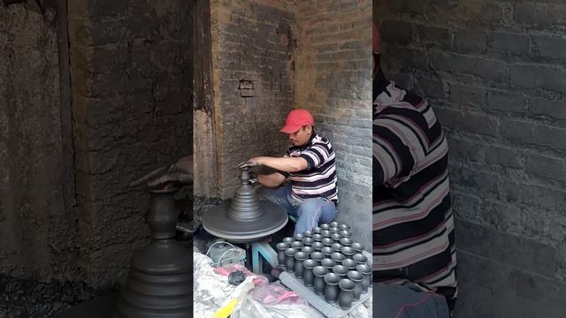 Гончар за работой/Бхактапур/Непал смотреть онлайн