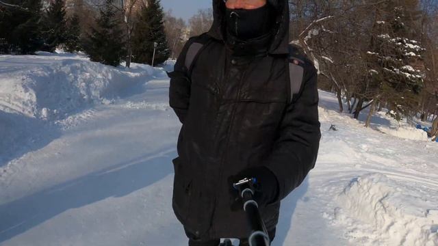 Моноколесо везет сноубордиста зимой в Новосибирске. смотреть онлайн