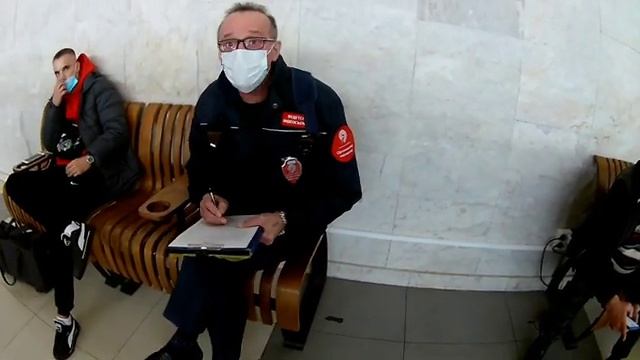 Контролёр ГКУ задерживает пассажира, не давая ознакомиться с постановлением в полном объеме. смотреть онлайн
