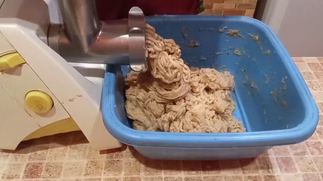 Процесс приготовления фарша и фаршировка щуки смотреть онлайн