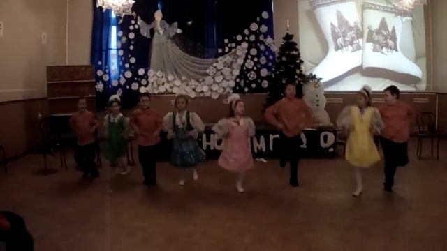 Танец "Валенки" НОВЫЙ ГОД 2018 в СОШИ 43 смотреть онлайн