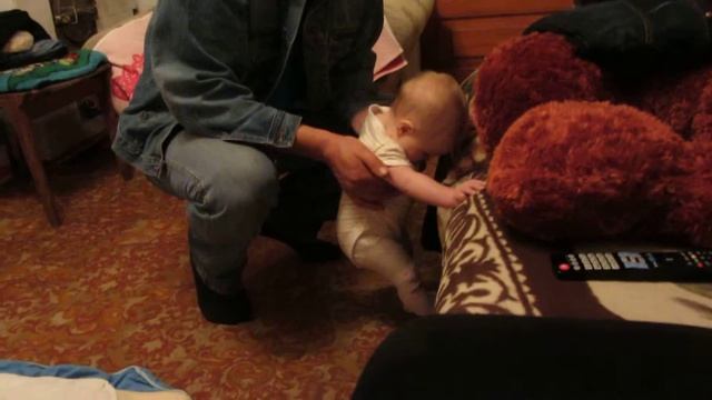 Маше полгода | Ребенок учится ходить | 6 месяцев смотреть онлайн