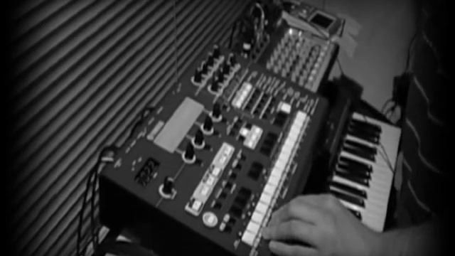electro beats live on a yamaha rm1x - black and white смотреть онлайн