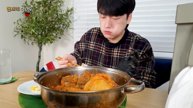 묵은세끼 ^ ? 고기보다 김치가 더 맛있는 매콤한 묵은지 등뼈찜 ? 집밥먹방 ASMR real sound ^ ft. 김계란 ^ ripened kimchi MUKBANG смотреть онлайн