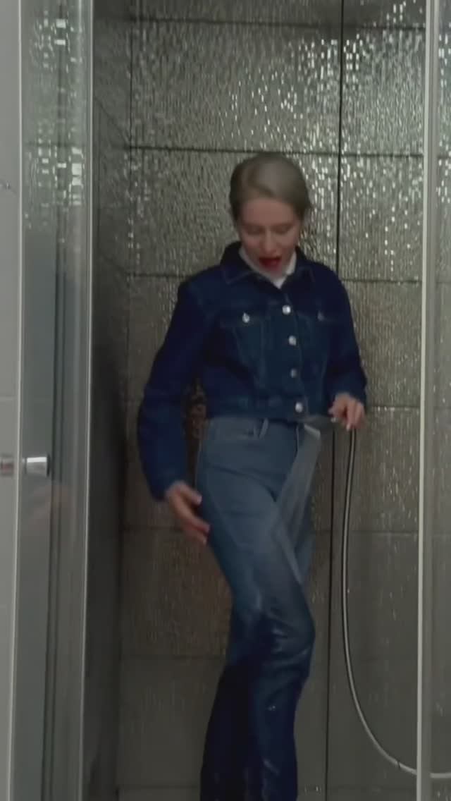 Miss Viki bathes in her denim clothes смотреть онлайн