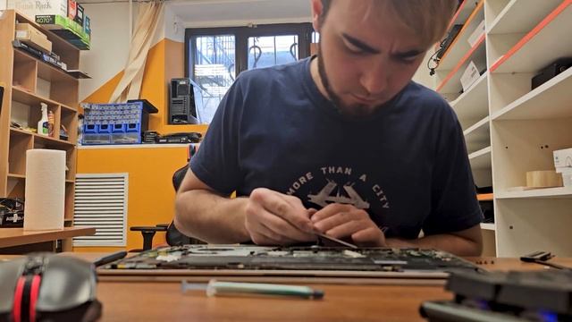 МЕНЯЕМ ТЕРМОПАСТУ НА НОУТБУКЕ смотреть онлайн