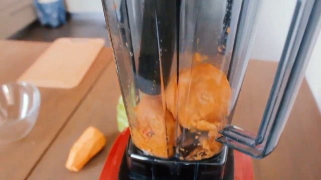 Professional Blender - mashing carrot and getting juice смотреть онлайн