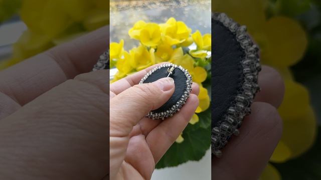 Классическая брошь ручной работы из натурального камня и японского бисера смотреть онлайн