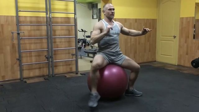 Фитбол. Упражнения для спины (часть 1) смотреть онлайн