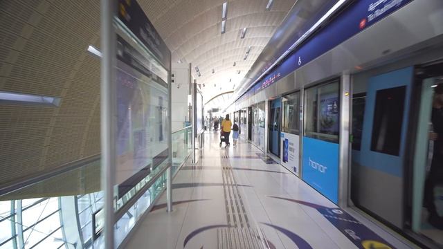 United Arab Emirates, Dubai, metro ride from Sharaf DG to Mall of the Emirates смотреть онлайн