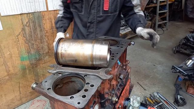 Как я безопасно вытаскиваю гильзы с блока трактора. смотреть онлайн