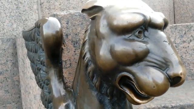У сфинксов в Петербурге// Здравствуйте, грифоны!// Университетская Набережная// 05.05.2022г. смотреть онлайн