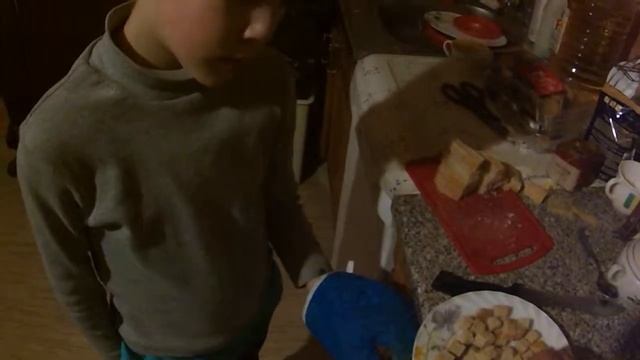 мужская жизнь, жарим быстро сухари в микроволновке смотреть онлайн