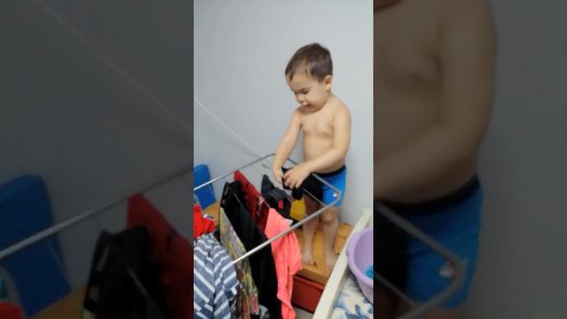 Мамин помощник, помогает маме вешать белье смотреть онлайн