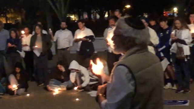 Собрание перед Белым Домом в воскресенье вечером. Мужчины в кипах и со свечками - 05 ноября 2023 № смотреть онлайн
