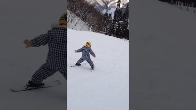 Сын Коля 5 лет (извиняйте, видео узкое - забыл телефон перевернуть) смотреть онлайн