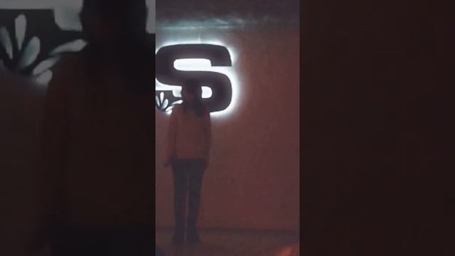 Девушке красиво поет в караоке смотреть онлайн