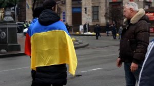 РЕАКЦИЯ НА РОССИЙСКИЙ/УКРАИНСКИЙ ФЛАГ В КИЕВЕ (СОЦИАЛЬНЫЙ ЭКСПЕРИМЕНТ)