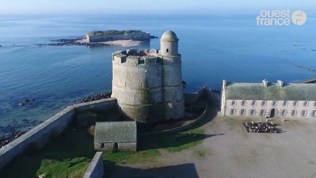 Saint Vaast la Hougue et l’île de Tatihou vue du ciel смотреть онлайн