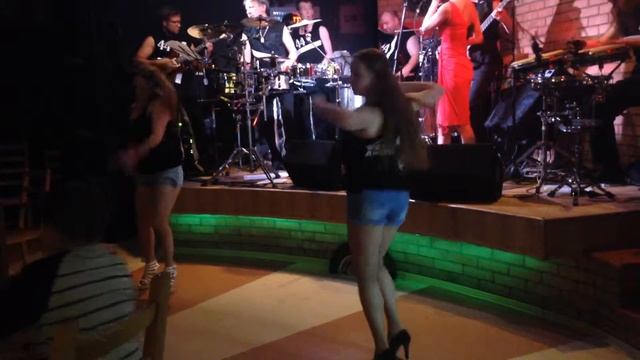 Cuesta Arriba и 44 DRUMS в клубе КОЛЕСО (Юлия и Татьяна) смотреть онлайн