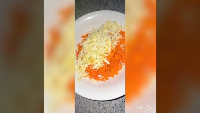 Морковный салат с сыром и чесноком